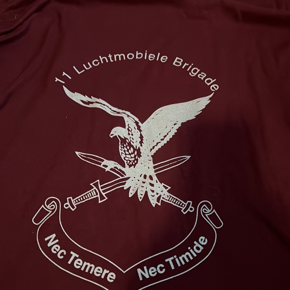 Men’s military insignia T-shirt maroon size xl
